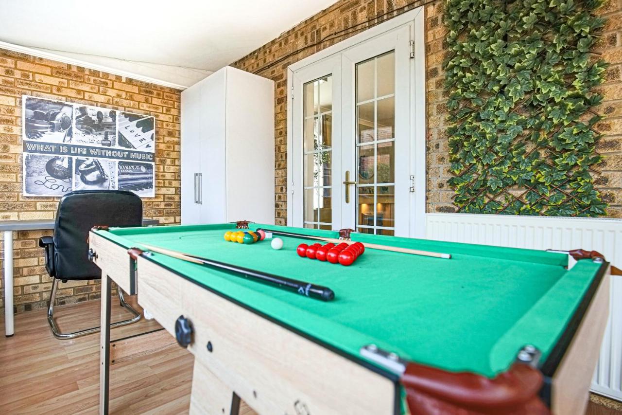 Petworth House: Central Retreat With Pool Table And Garden Milton Keynes