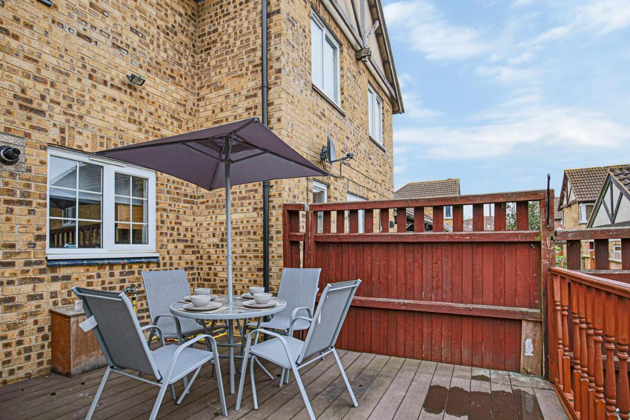 Petworth House: Central Retreat With Pool Table And Garden Holiday home Milton Keynes