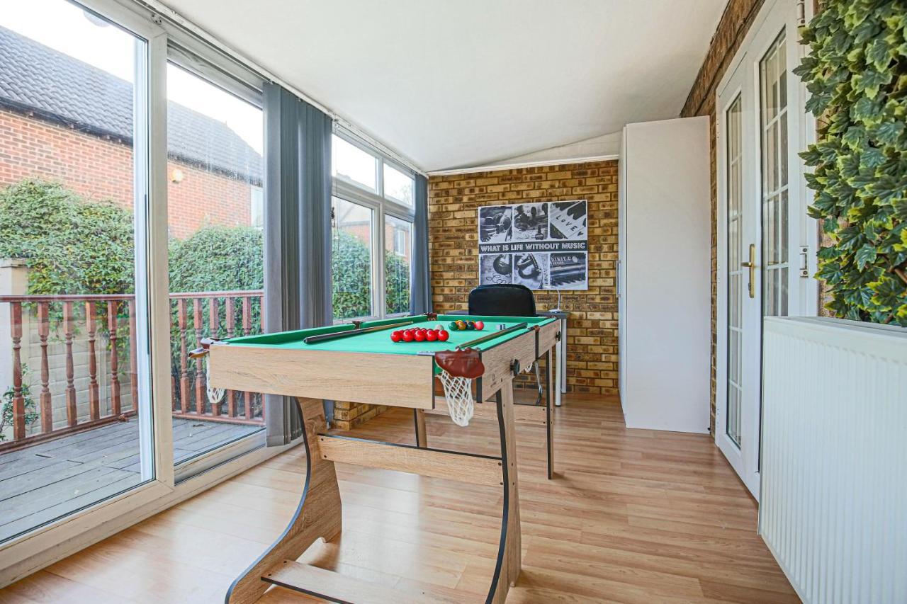 Holiday home Petworth House: Central Retreat With Pool Table And Garden Milton Keynes