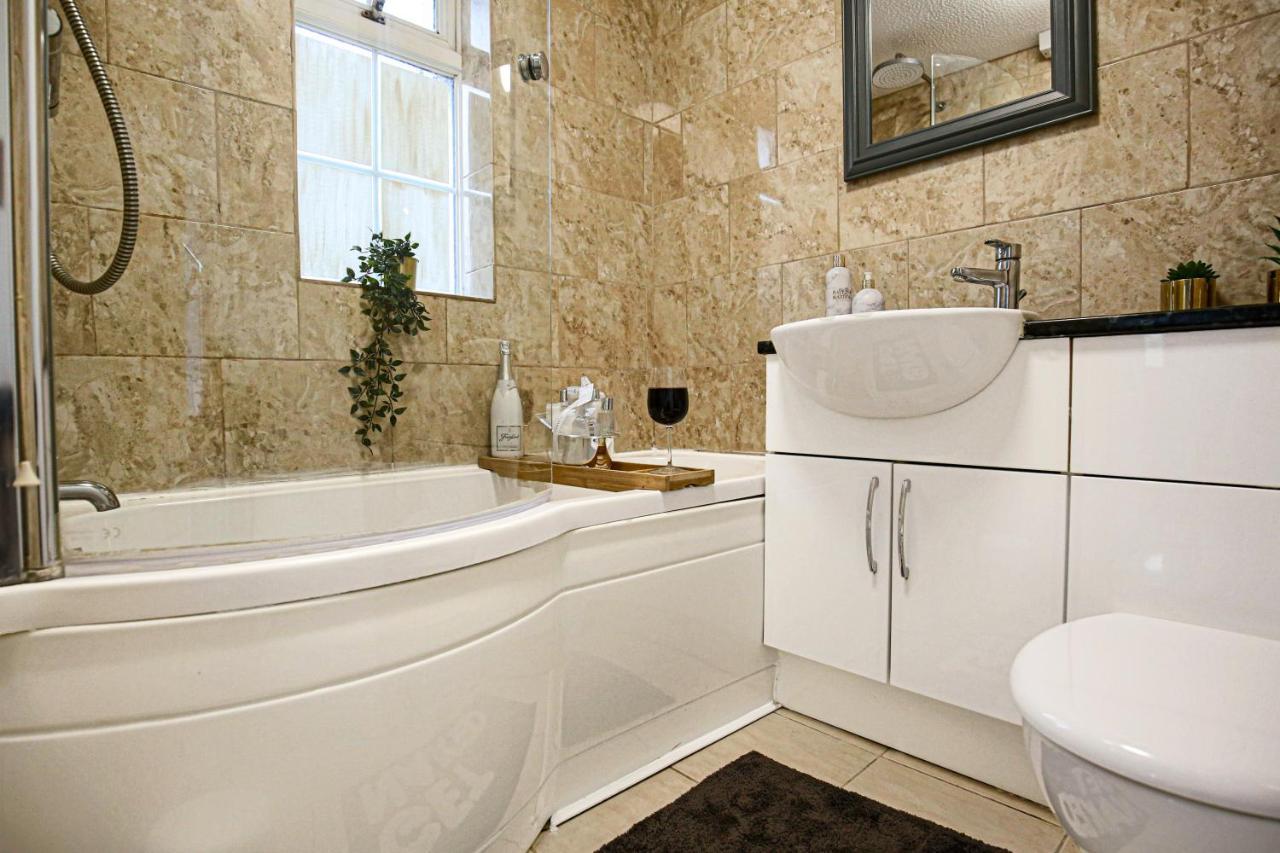 Petworth House: Central Retreat With Pool Table And Garden Holiday home Milton Keynes