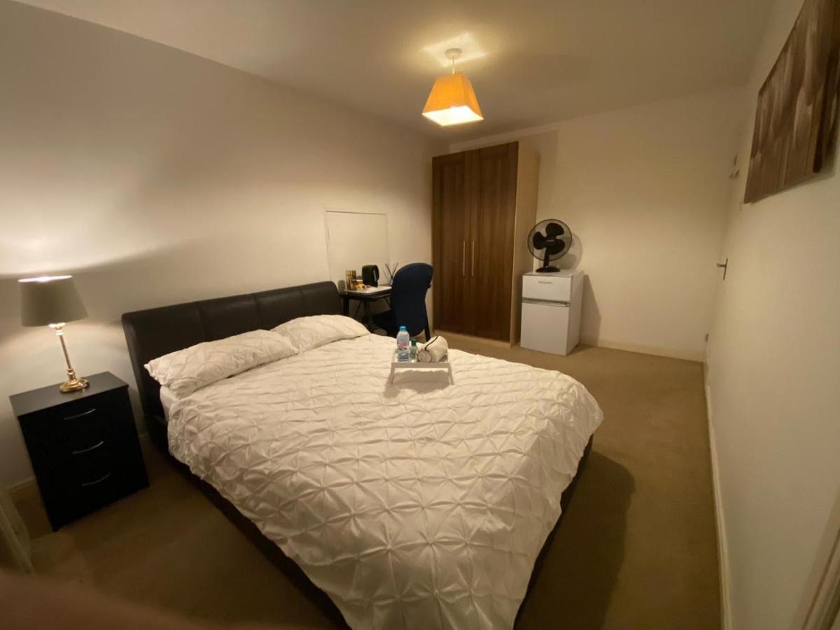 Ashmina Let With Free Onsite Parking For Small Vans And Cars Only