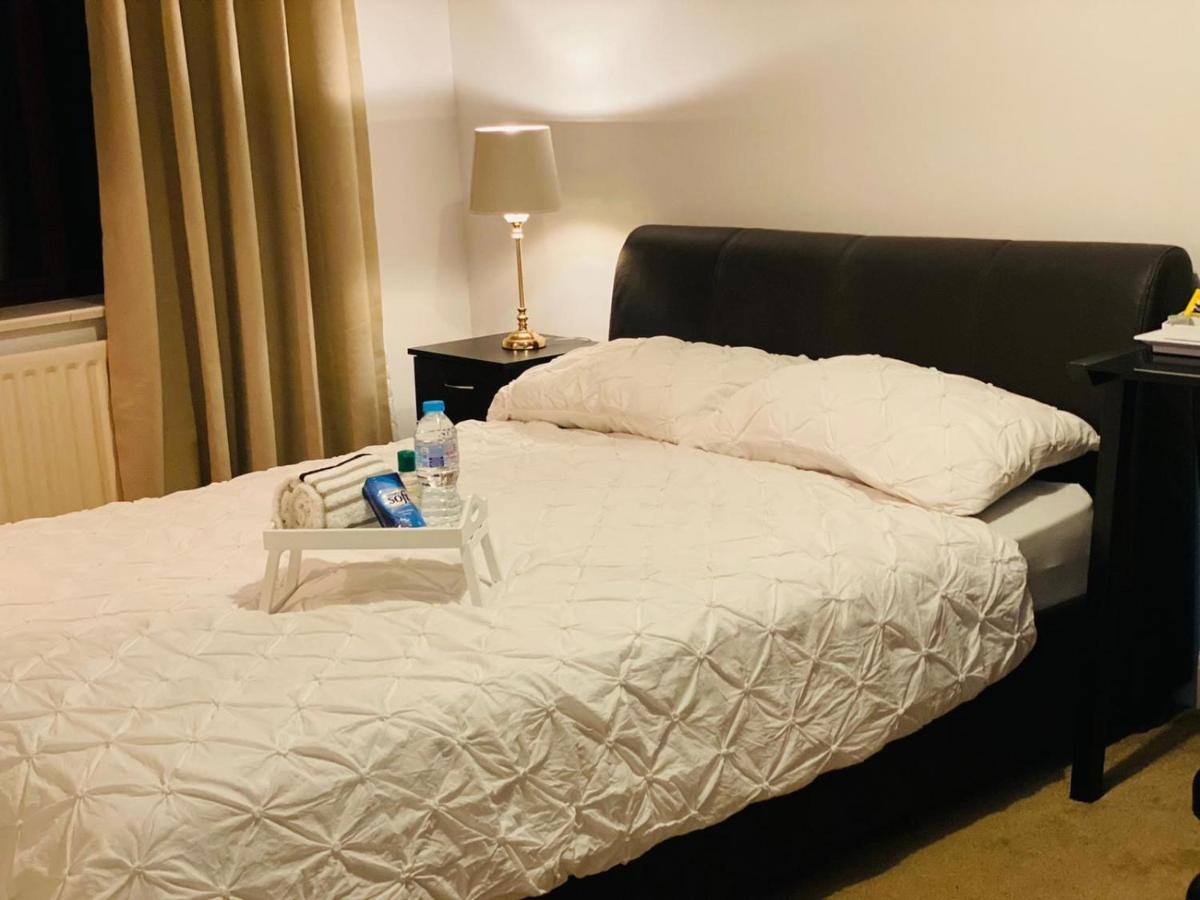 Ashmina Let With Free Onsite Parking For Small Vans And Cars Only Guest house *