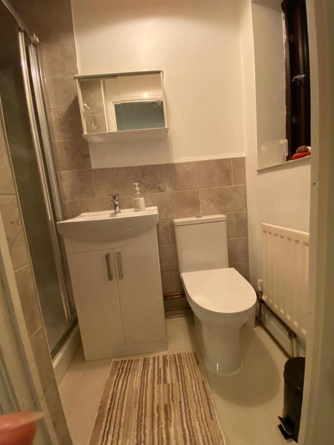 Ashmina Let With Free Onsite Parking For Small Vans And Cars Only Guest house *