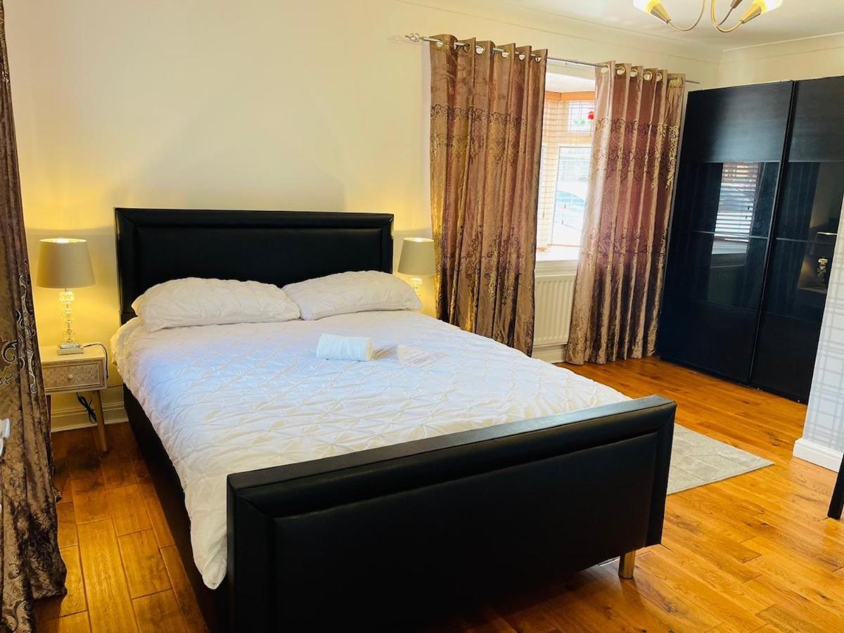 Ashmina Let With Free Onsite Parking For Small Vans And Cars Only Guest house