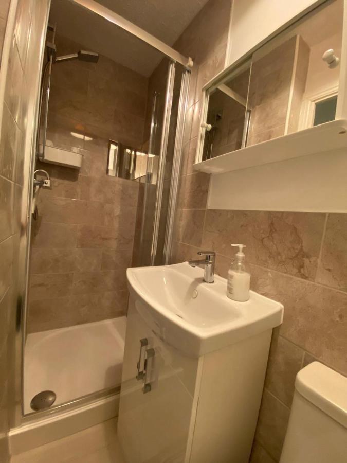 Guest house Ashmina Let With Free Onsite Parking For Small Vans And Cars Only Milton Keynes