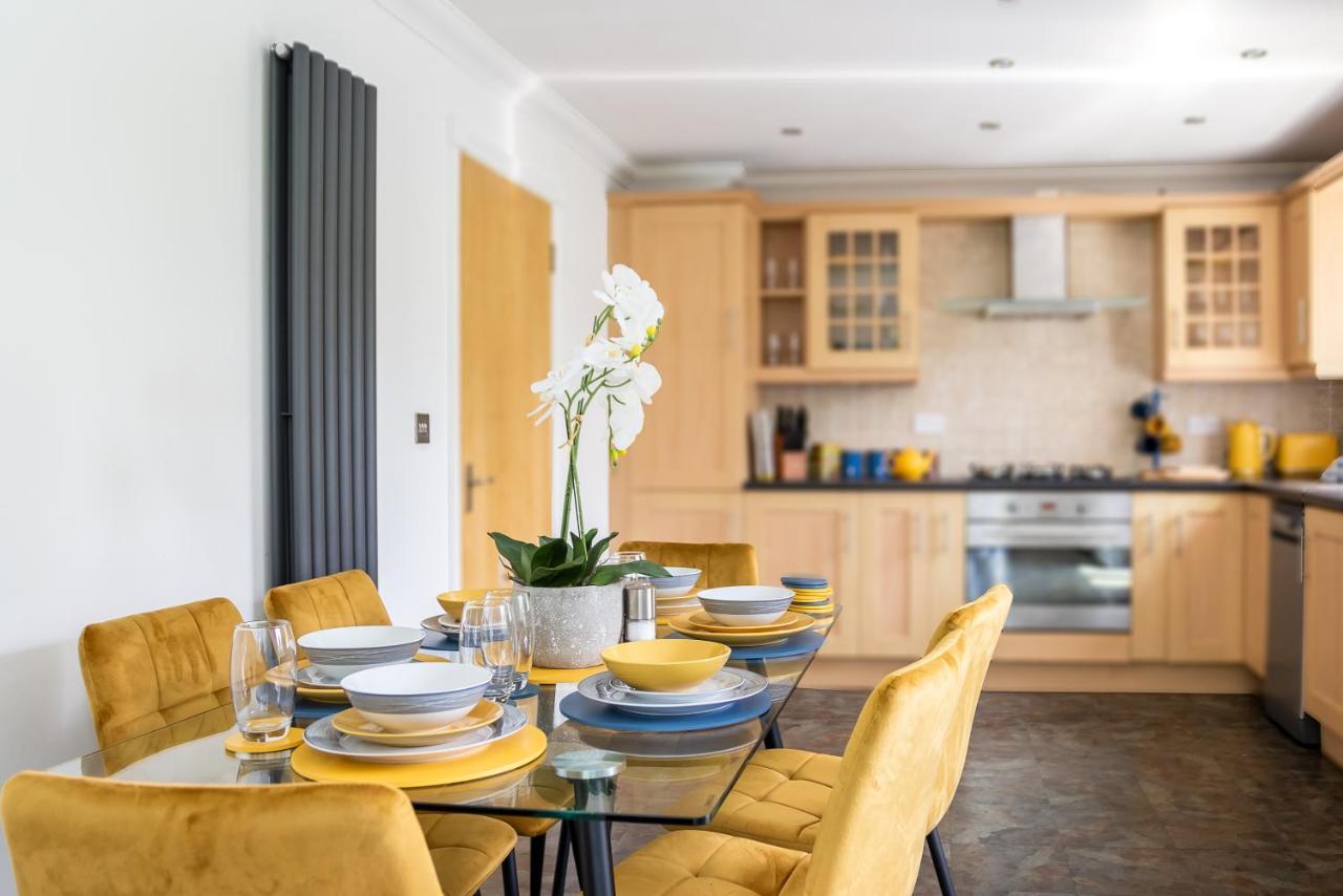 3 Bedroom Apartment, Free Parking & Fast Wifi, 65 Inch Smart Tv Apartment