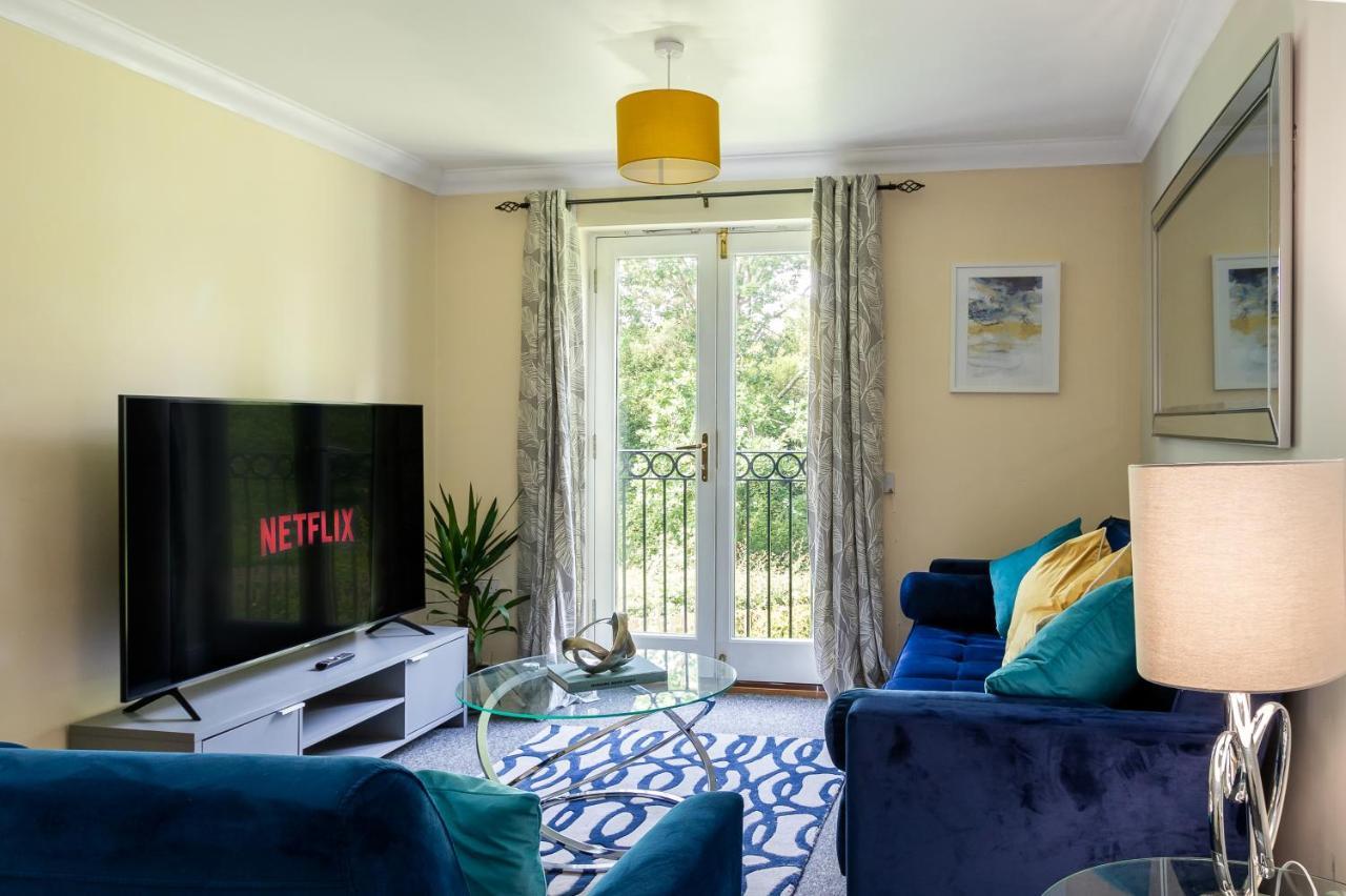 3 Bedroom Apartment, Free Parking & Fast Wifi, 65 Inch Smart Tv