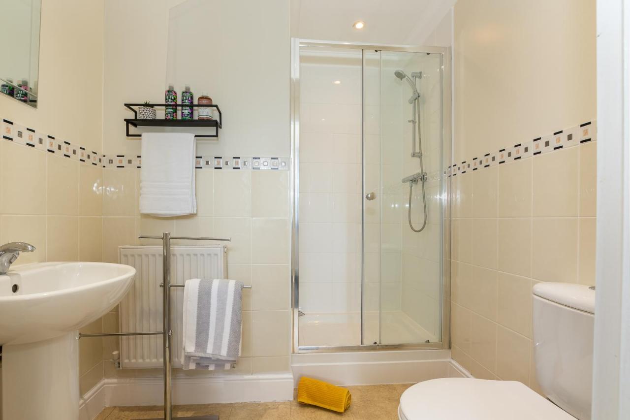 3 Bedroom Apartment, Free Parking & Fast Wifi, 65 Inch Smart Tv *