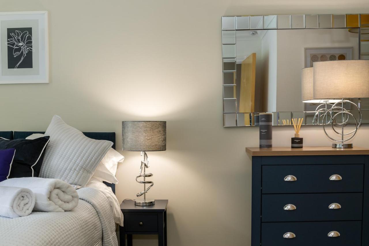 Apartment 3 Bedroom Apartment, Free Parking & Fast Wifi, 65 Inch Smart Tv