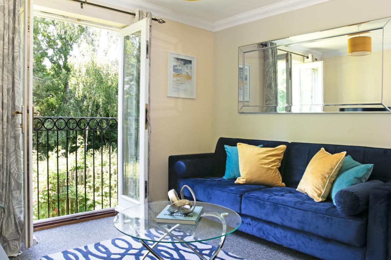Apartment 3 Bedroom Apartment, Free Parking & Fast Wifi, 65 Inch Smart Tv *