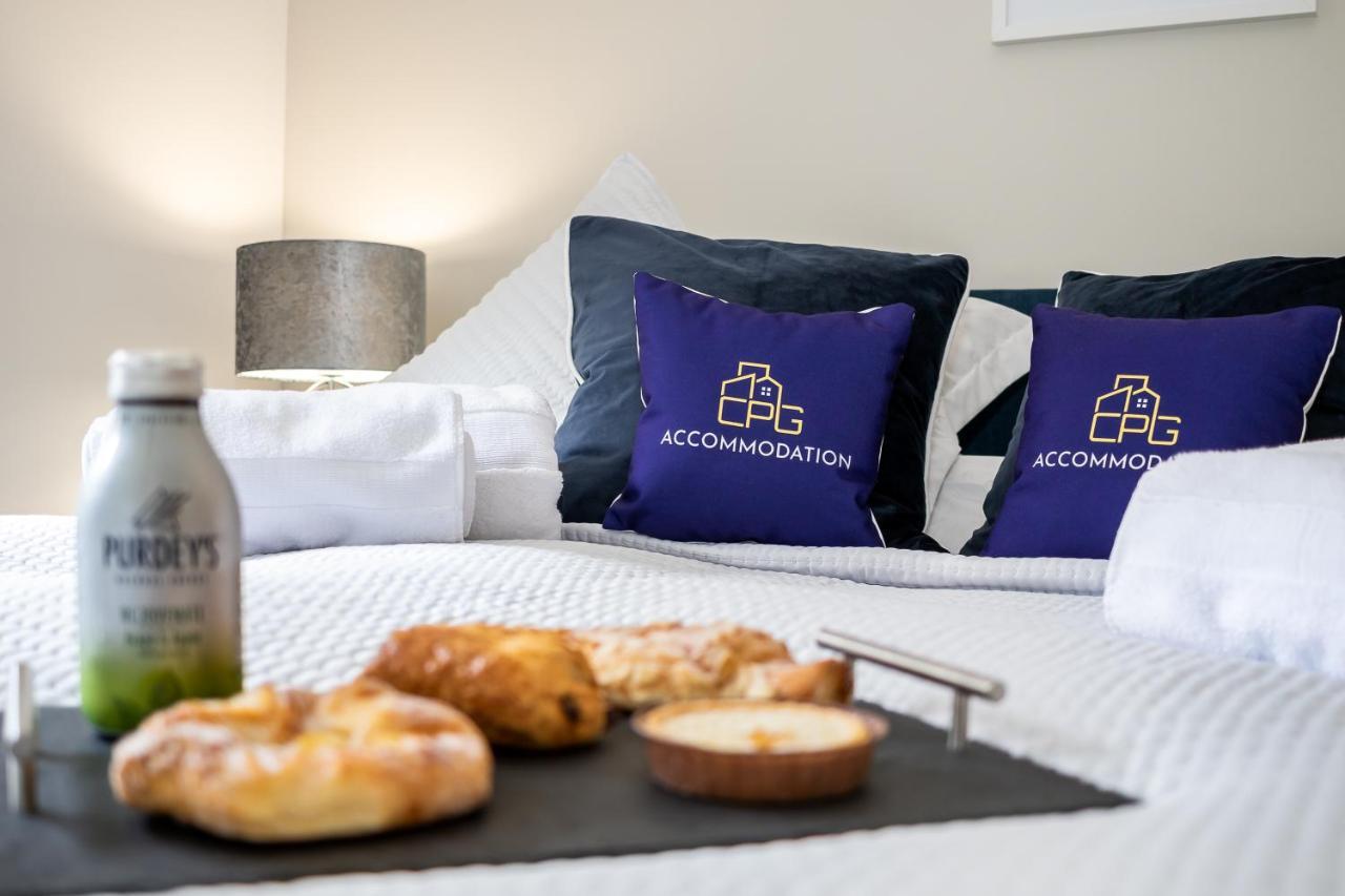 Apartment 3 Bedroom Apartment, Free Parking & Fast Wifi, 65 Inch Smart Tv *