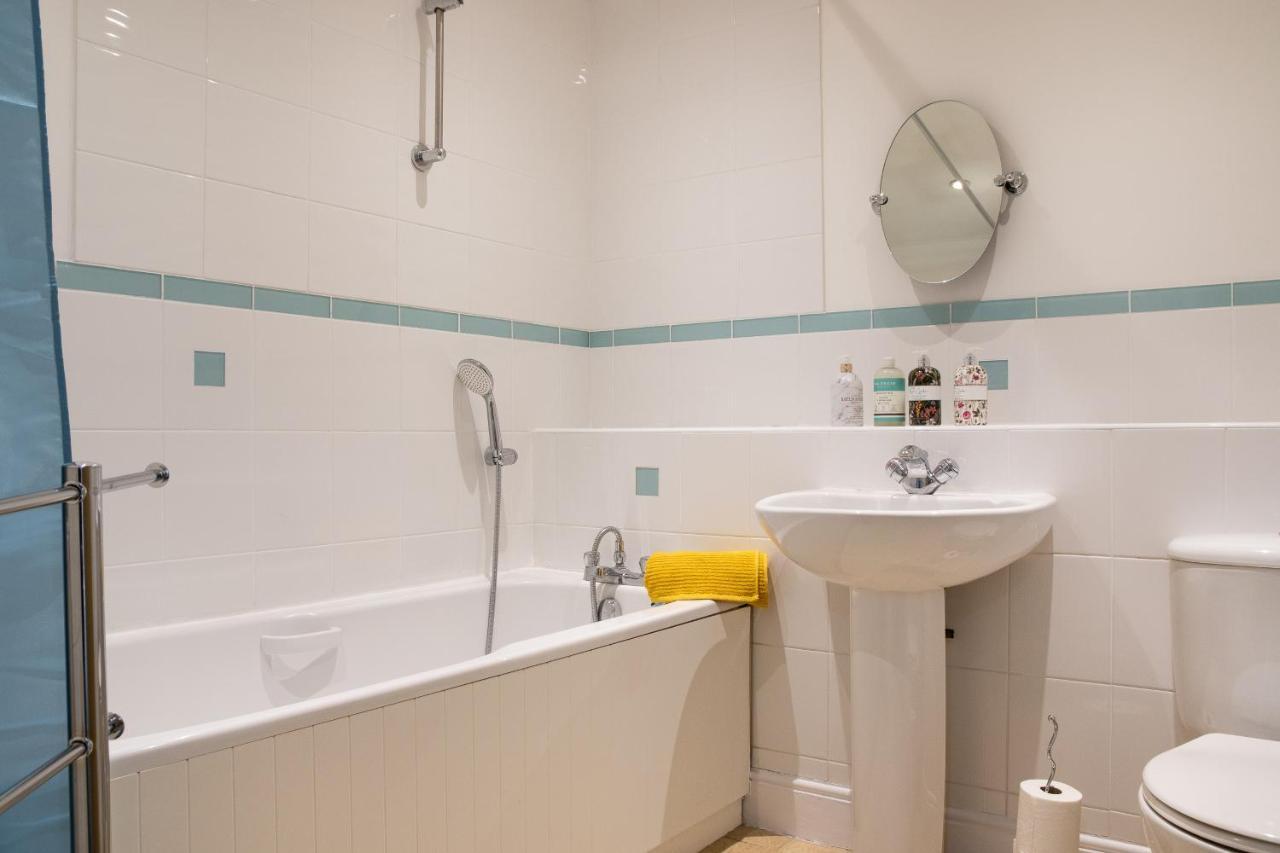 Apartment 3 Bedroom Apartment, Free Parking & Fast Wifi, 65 Inch Smart Tv Milton Keynes