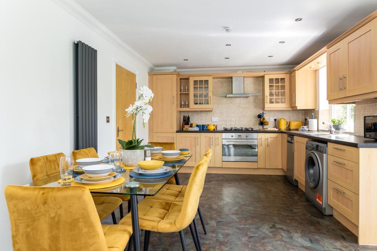 Apartment 3 Bedroom Apartment, Free Parking & Fast Wifi, 65 Inch Smart Tv Milton Keynes