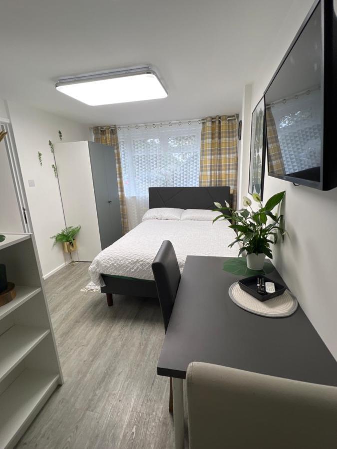 Studio In Private House Near Central Milton Keynes