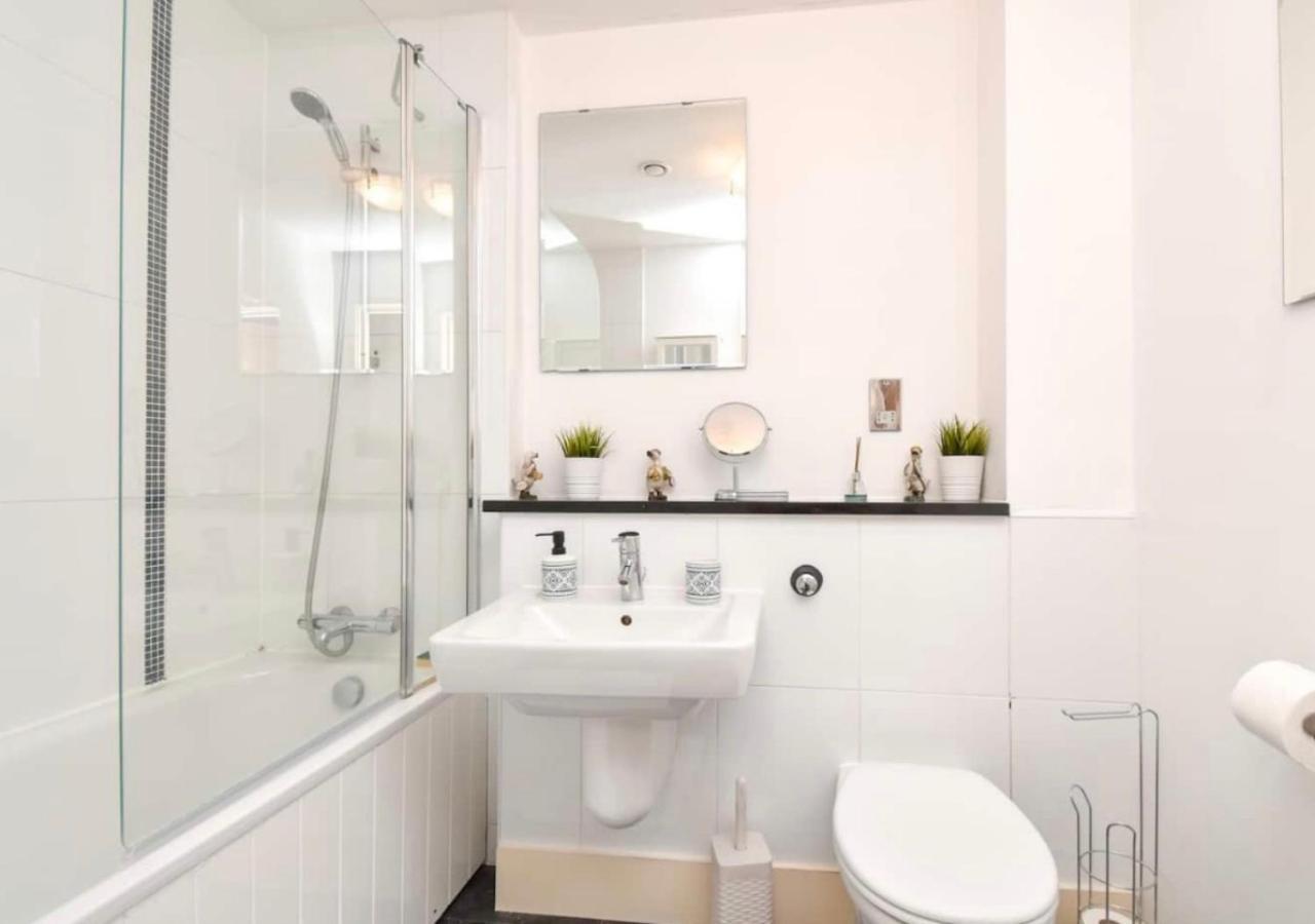 Hub With Balcony, Fast Wifi, Smart Tv And Free Parking