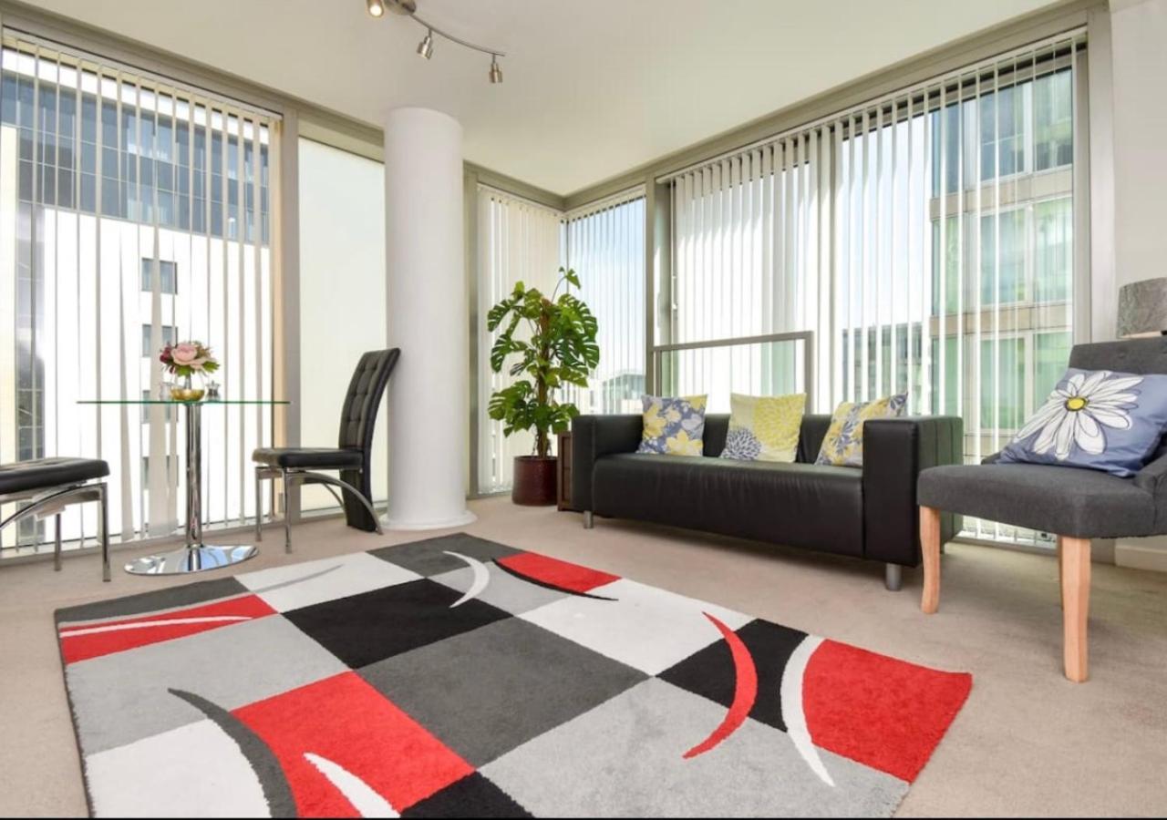 Hub With Balcony, Fast Wifi, Smart Tv And Free Parking Milton Keynes