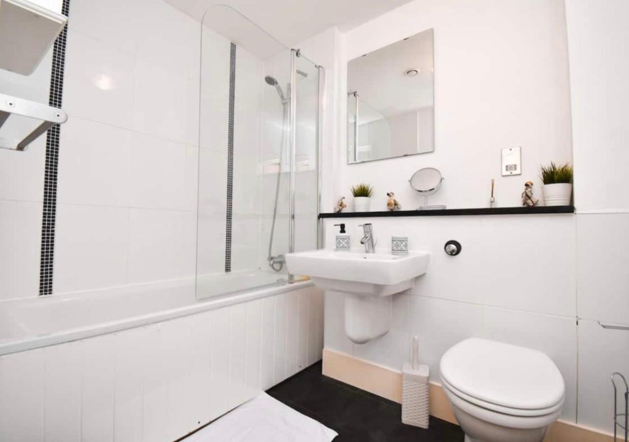 Apartment Hub With Balcony, Fast Wifi, Smart Tv And Free Parking