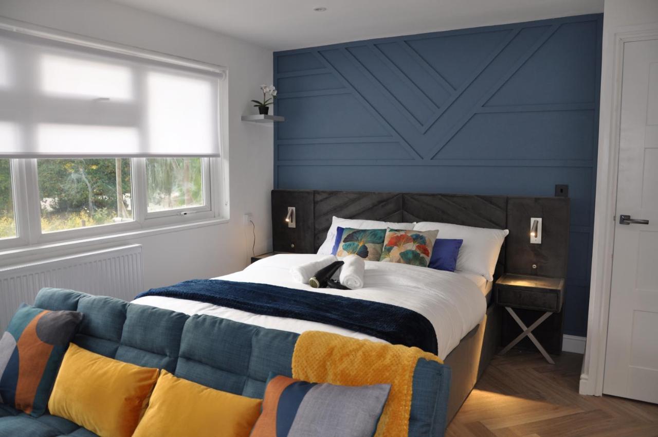 Luxury Studio- Mk Central- 5 Mins Drive To Train Station-direct Trains To London, Birmingham