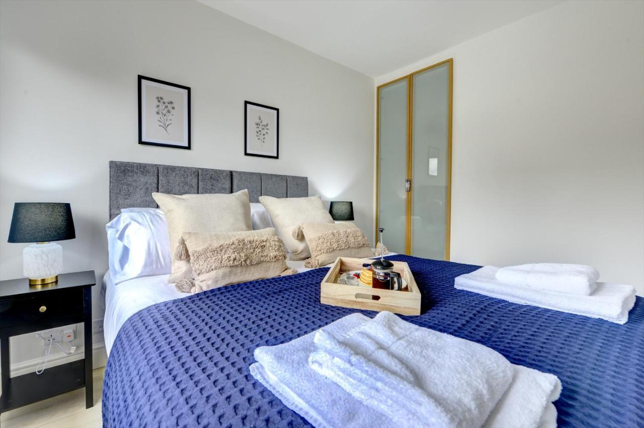 The Bernstein House 'green Award' A Calm & Beautiful Executive House I Spacious Garden W Furniture I Parking I Eco-short Term Let By Silva Milton Keynes