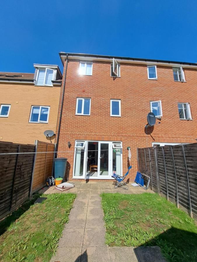 Holiday home 4br Contractor Town House 2.5bathrooms, 2 Free Parking Spaces Managed By Chique Milton Keynes