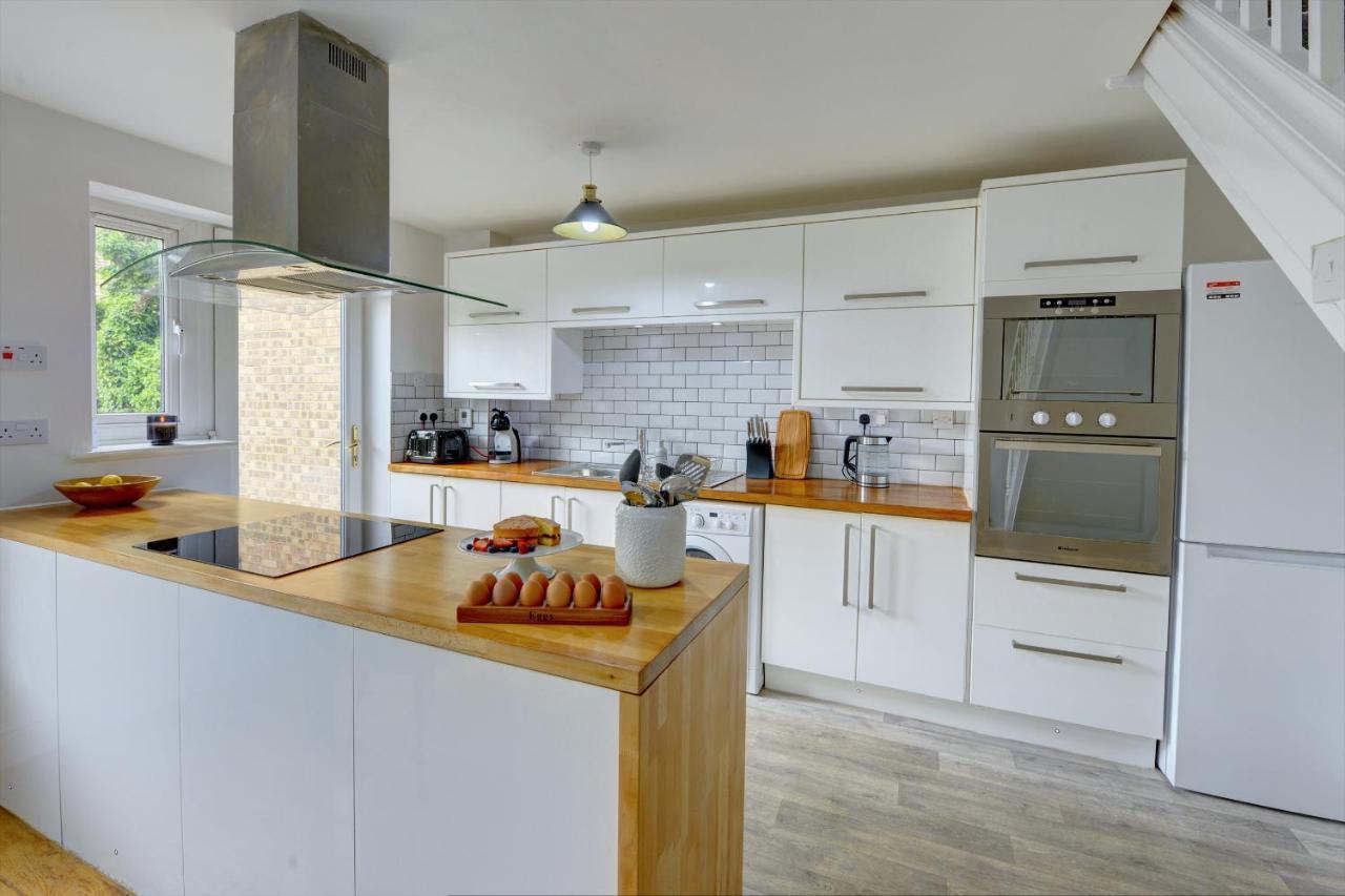 The Bernstein House 'green Award' A Calm & Beautiful Executive House I Spacious Garden W Furniture I Parking I Eco-short Term Let By Silva Villa Milton Keynes