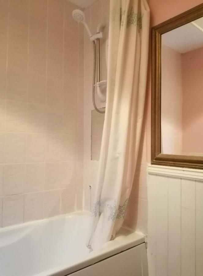Single With Large Desk Guest house