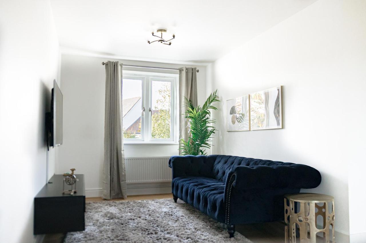 Bright, Fresh, Spacious And Modern - Free Parking Apartment