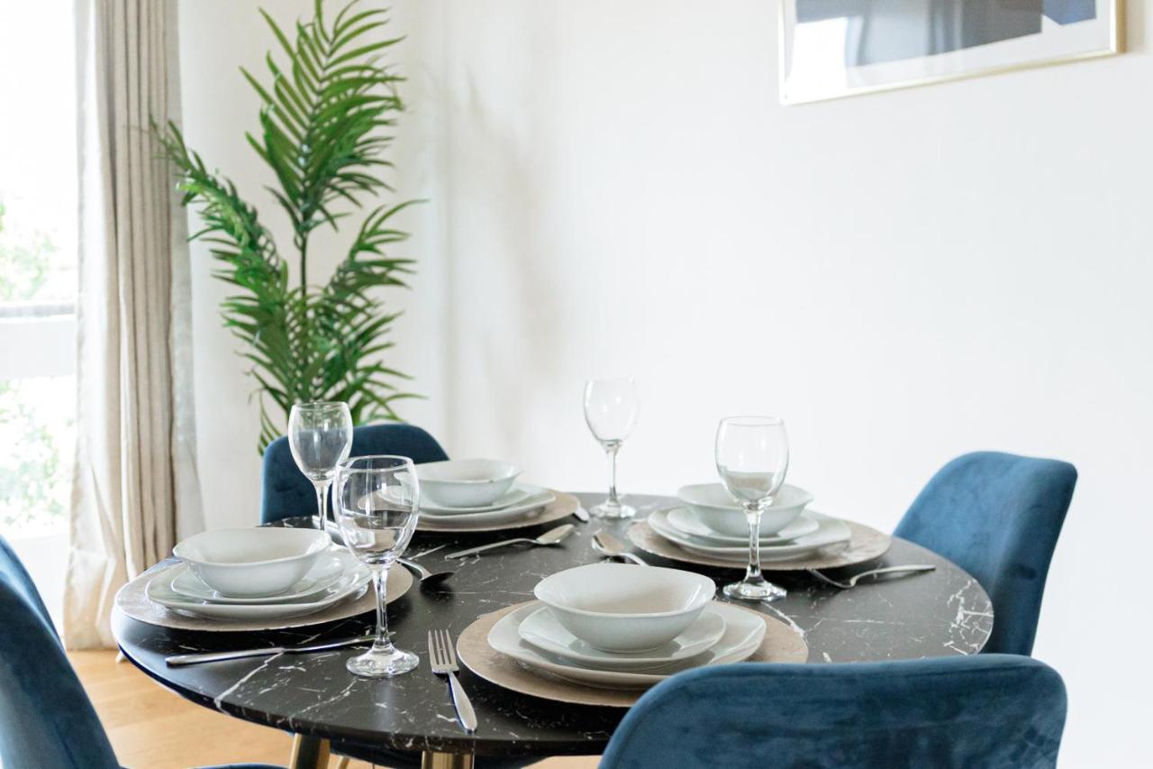 Bright, Fresh, Spacious And Modern - Free Parking Apartment Milton Keynes
