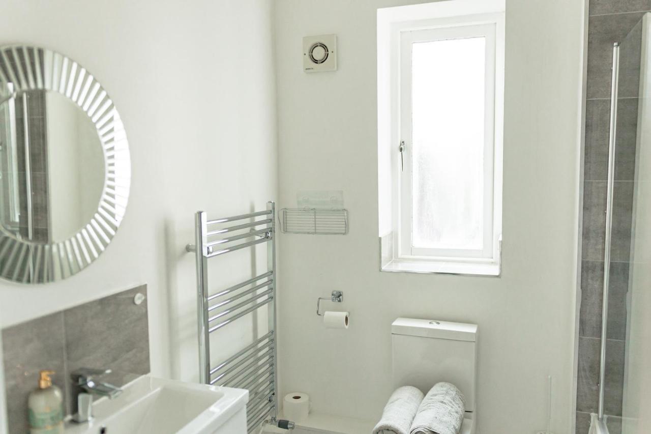 Bright, Fresh, Spacious And Modern - Free Parking Apartment *