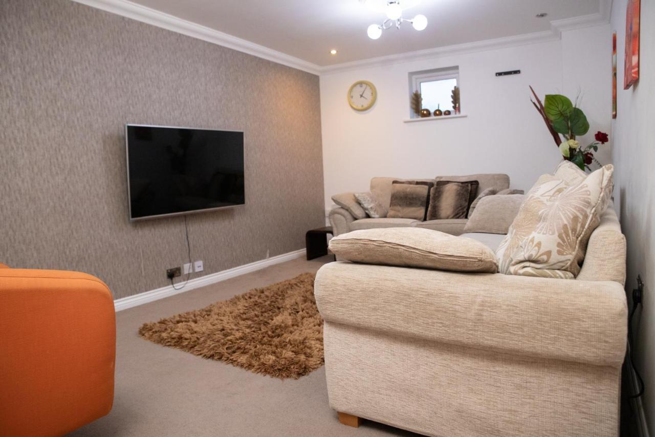Broughton Haven 5 Beds House Free Wifi, Free Parking, Netflix Apartment *