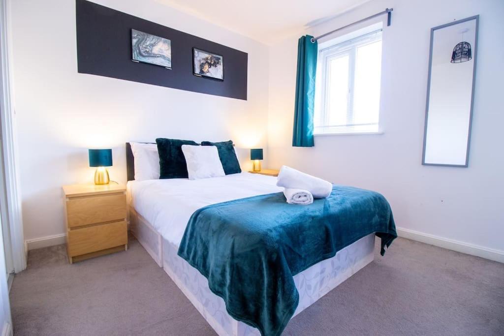 4br Contractor Town House 2.5bathrooms, 2 Free Parking Spaces Managed By Chique * Milton Keynes