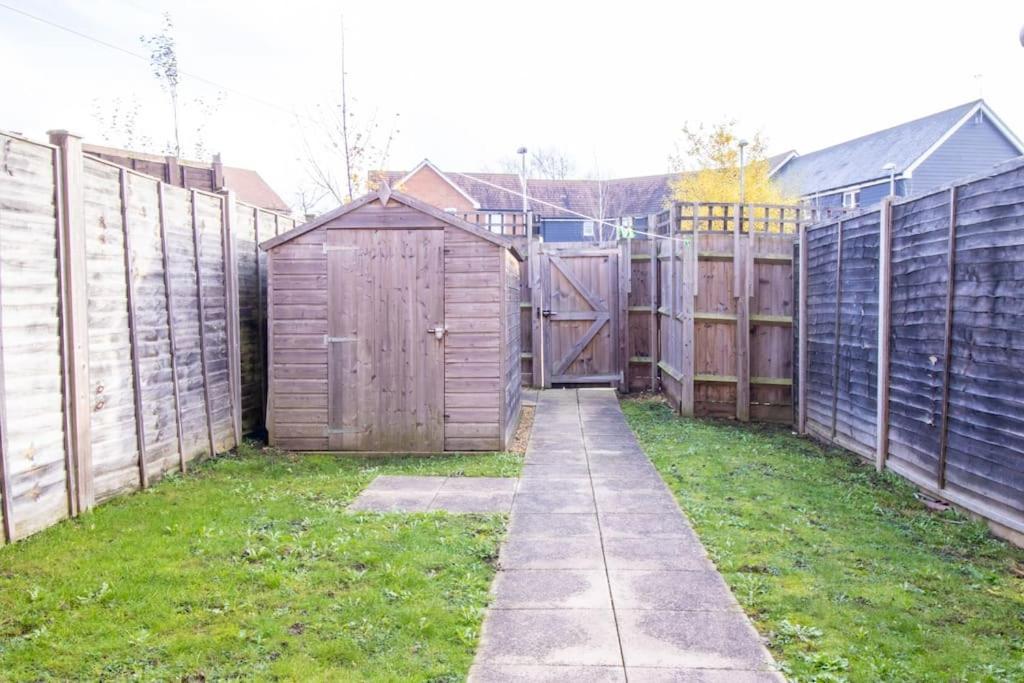 4br Contractor Town House 2.5bathrooms, 2 Free Parking Spaces Managed By Chique Holiday home Milton Keynes