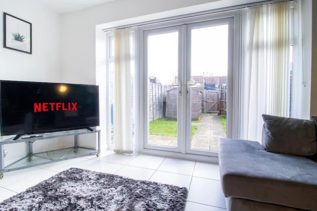 4br Contractor Town House 2.5bathrooms, 2 Free Parking Spaces Managed By Chique Milton Keynes