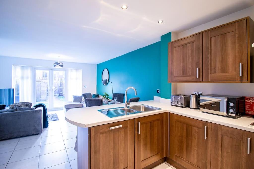 4br Contractor Town House 2.5bathrooms, 2 Free Parking Spaces Managed By Chique Holiday home Milton Keynes