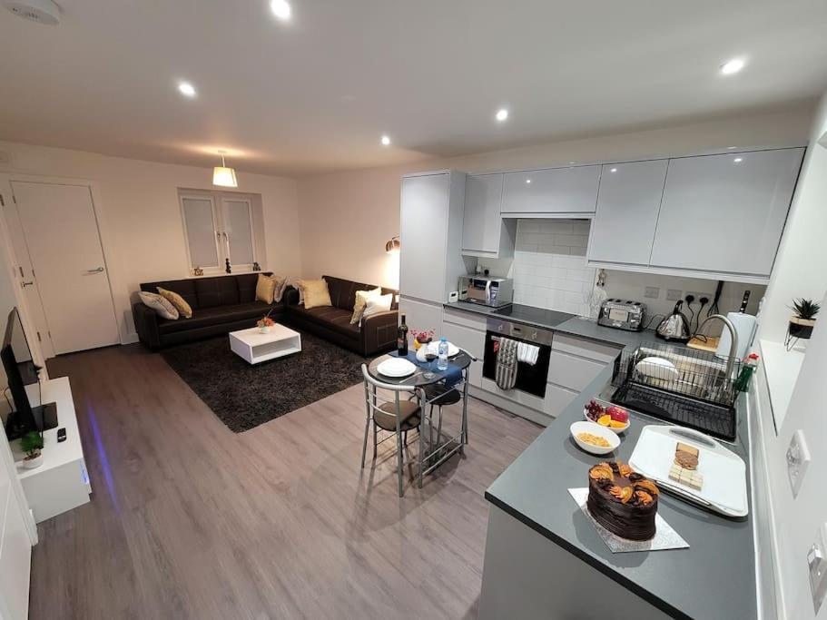 Holiday home New Build With Wi-fi, Smart Tv, Dedicated Office Floor, Large Terrace And Free Parking Milton Keynes