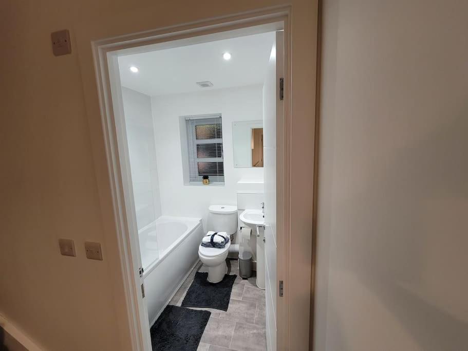 Holiday home New Build With Wi-fi, Smart Tv, Dedicated Office Floor, Large Terrace And Free Parking Milton Keynes