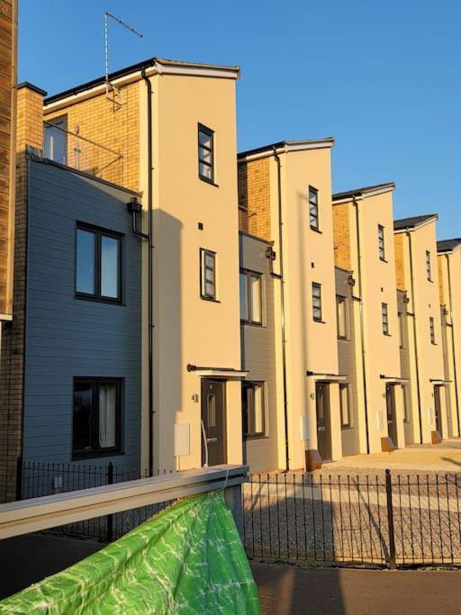 New Build With Wi-fi, Smart Tv, Dedicated Office Floor, Large Terrace And Free Parking Holiday home
