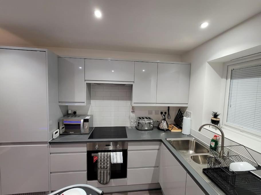 New Build With Wi-fi, Smart Tv, Dedicated Office Floor, Large Terrace And Free Parking Holiday home Milton Keynes