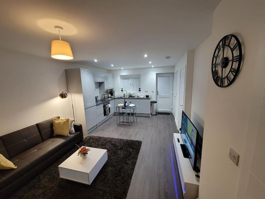 Holiday home New Build With Wi-fi, Smart Tv, Dedicated Office Floor, Large Terrace And Free Parking Milton Keynes