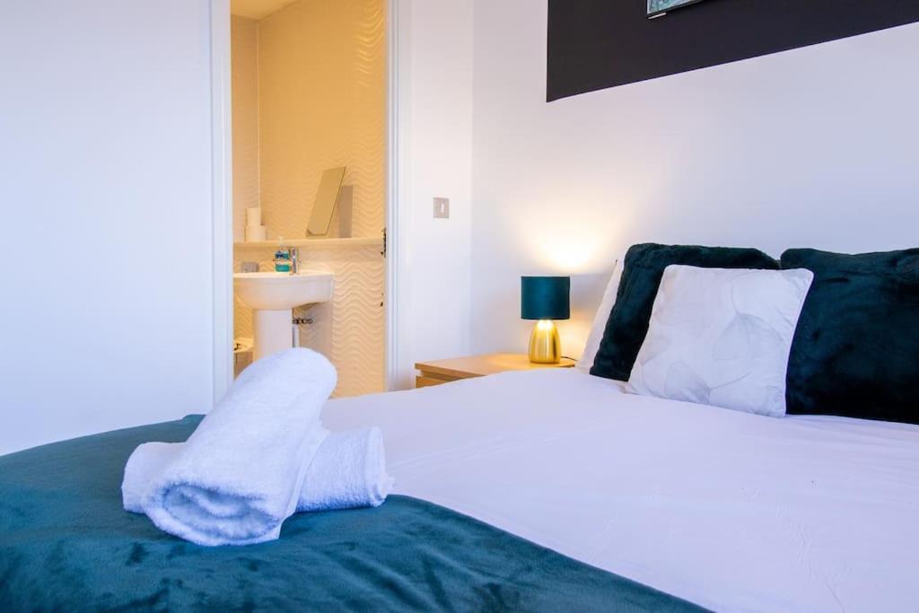 4br Contractor Town House 2.5bathrooms, 2 Free Parking Spaces Managed By Chique Holiday home *