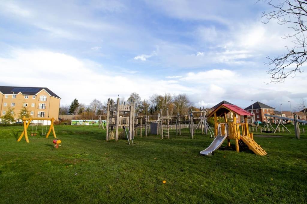 Holiday home 4br Contractor Town House 2.5bathrooms, 2 Free Parking Spaces Managed By Chique Milton Keynes