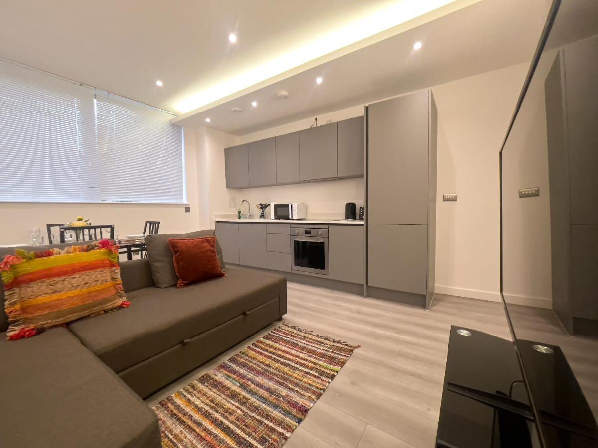 Lovely 2 Double Bedroom Flat With Free Parking - At The Atrium Mk * Milton Keynes