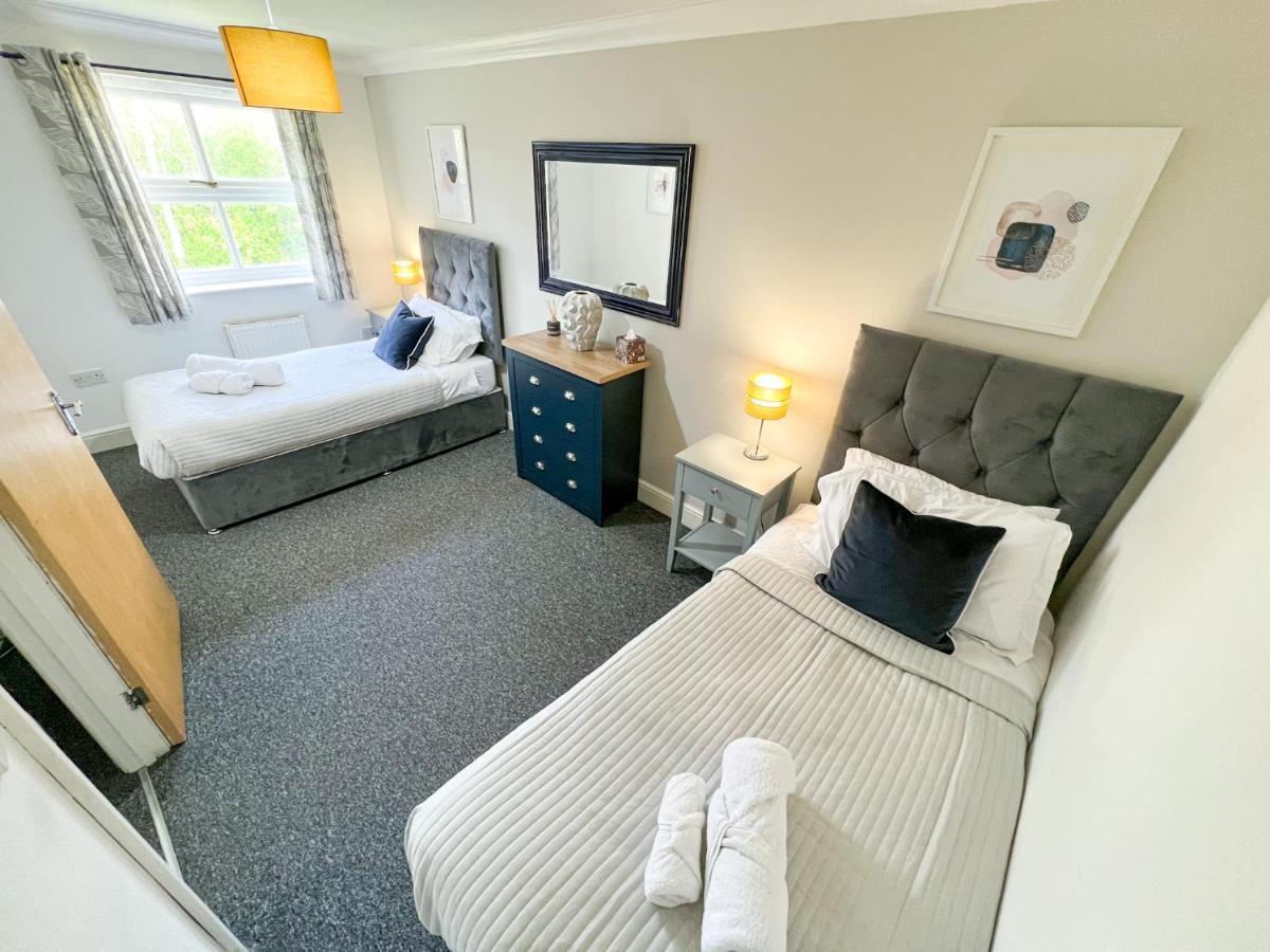 3 Bedroom Apartment, Free Parking & Fast Wifi, 65 Inch Smart Tv *