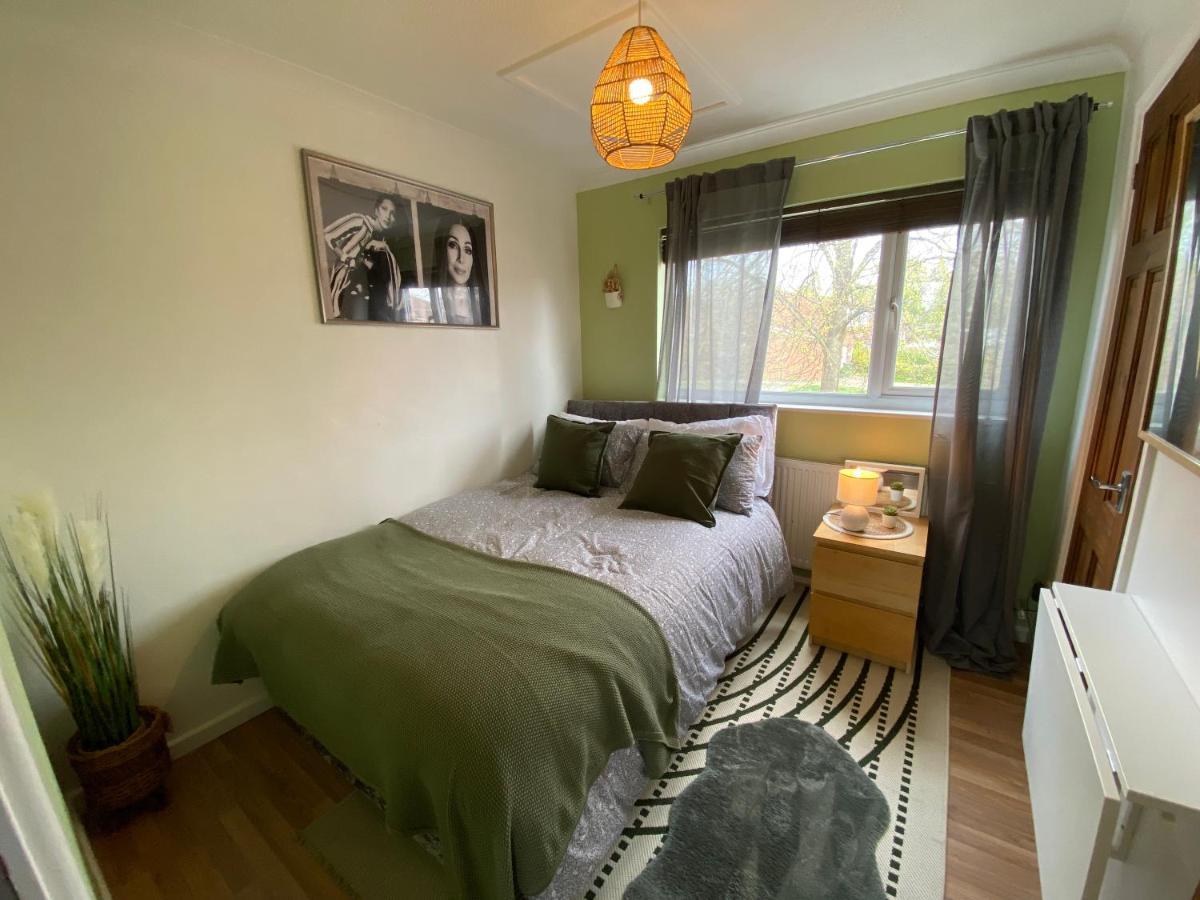 Host & - Cotman Close Milton Keynes