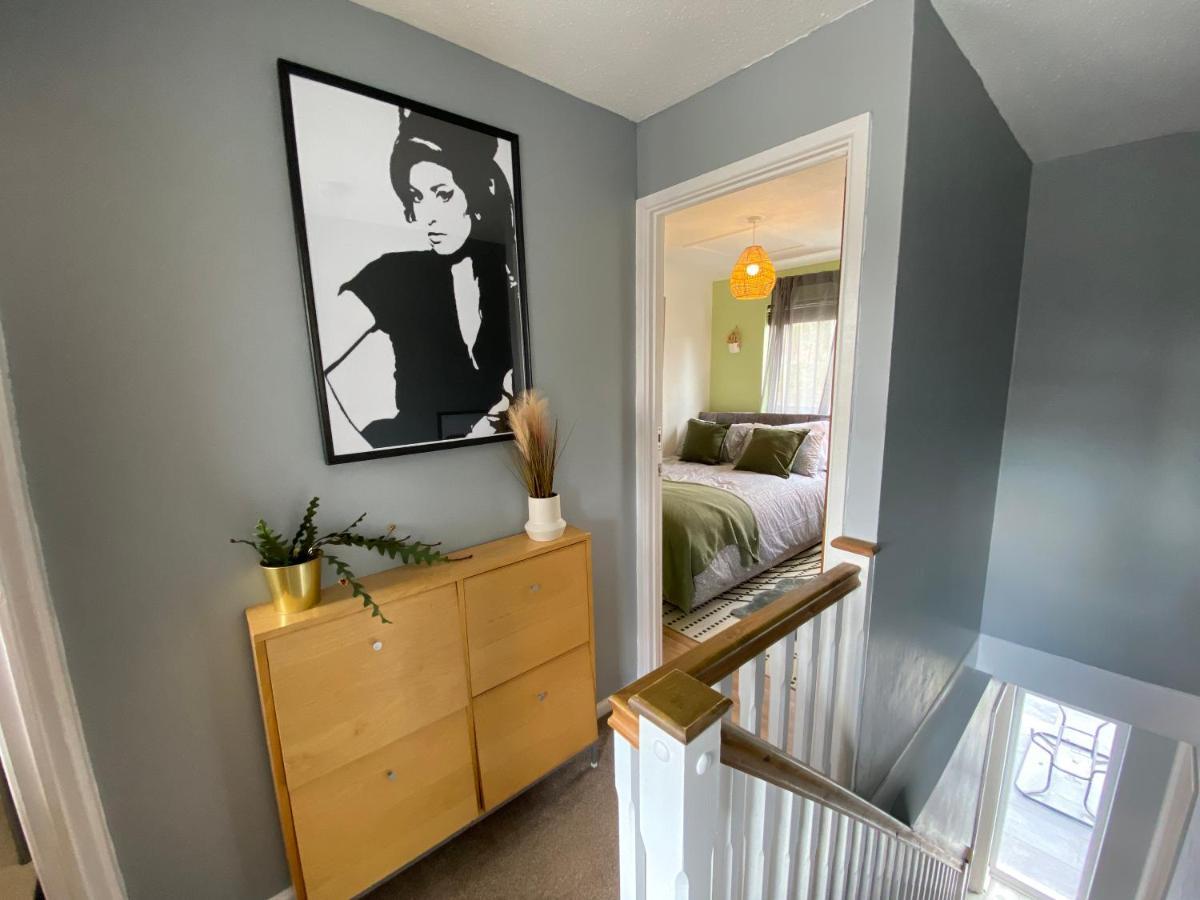 Host & - Cotman Close *