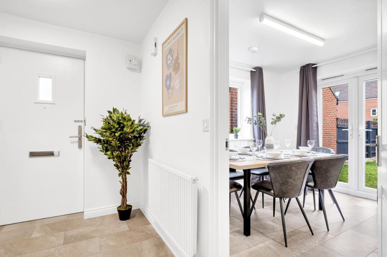 Contractors Retreat 3 Bed House, Sleeps Up To 7, Free Parking Holiday home *