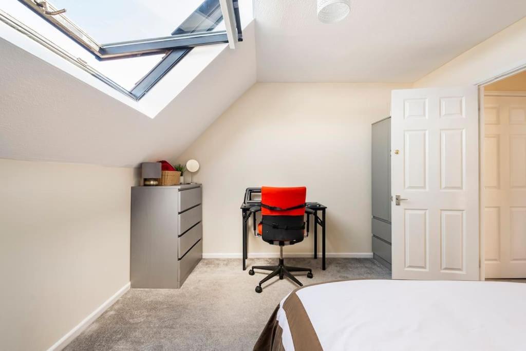 Charming Entire 2-bedroom House In * Milton Keynes