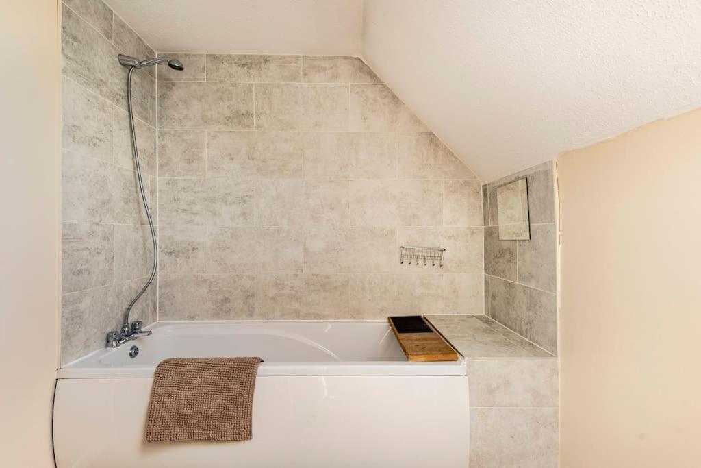 Charming Entire 2-bedroom House In