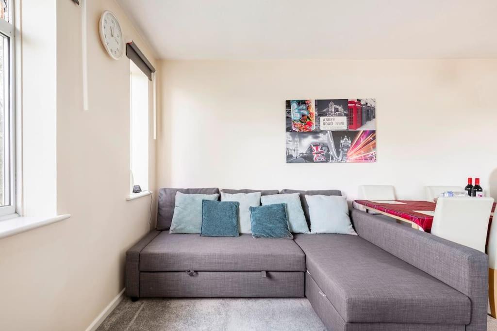 Charming Entire 2-bedroom House In * Milton Keynes