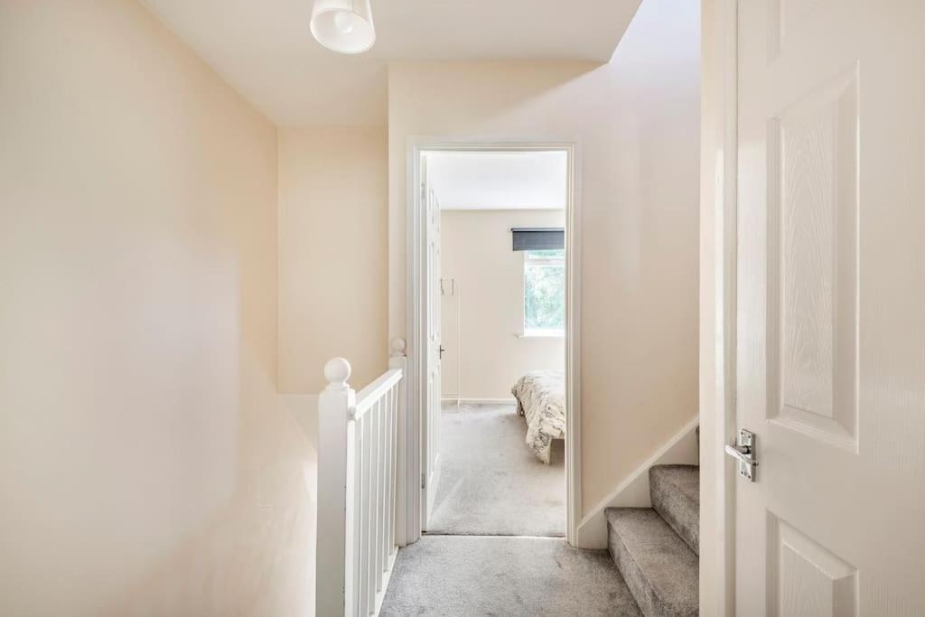 Charming Entire 2-bedroom House In * Milton Keynes